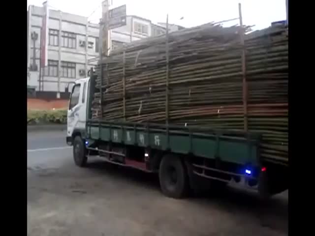 taiwan-truck-unloading-bamboo