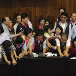Taiwan-Parliament-Debate-Fight-Video-Kuomintang