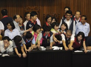 Taiwan-Parliament-Debate-Fight-Video-Kuomintang