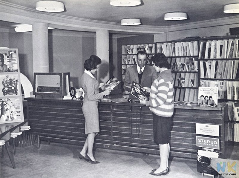 Afghanistan-50s-60s-women-in-record-shop.jpeg