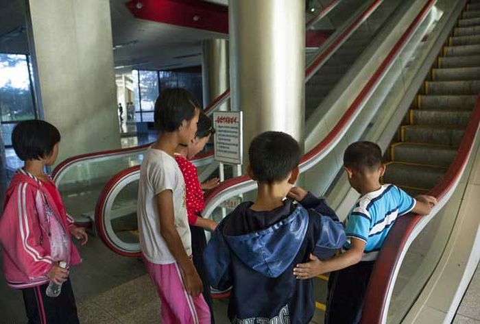 North Korea Rare Deleted Photos - escalator