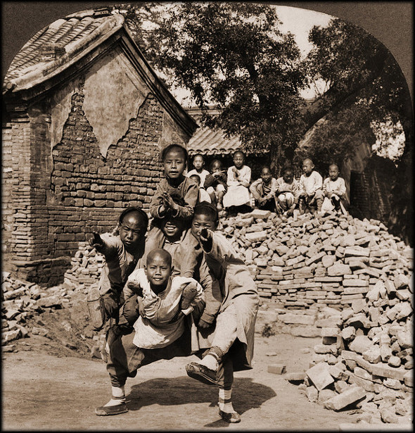 Old Photos Of China - Peking Mission School Children At Play, The Dragon’s Head, China 1902