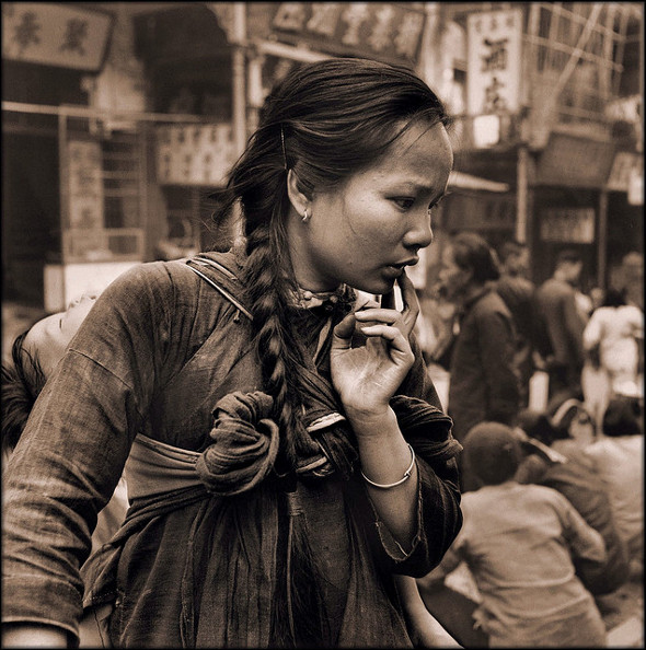 Old Photos Of China - Young Mother Carrying A Child On Her Back In The Market, Hong Kong Island 1946