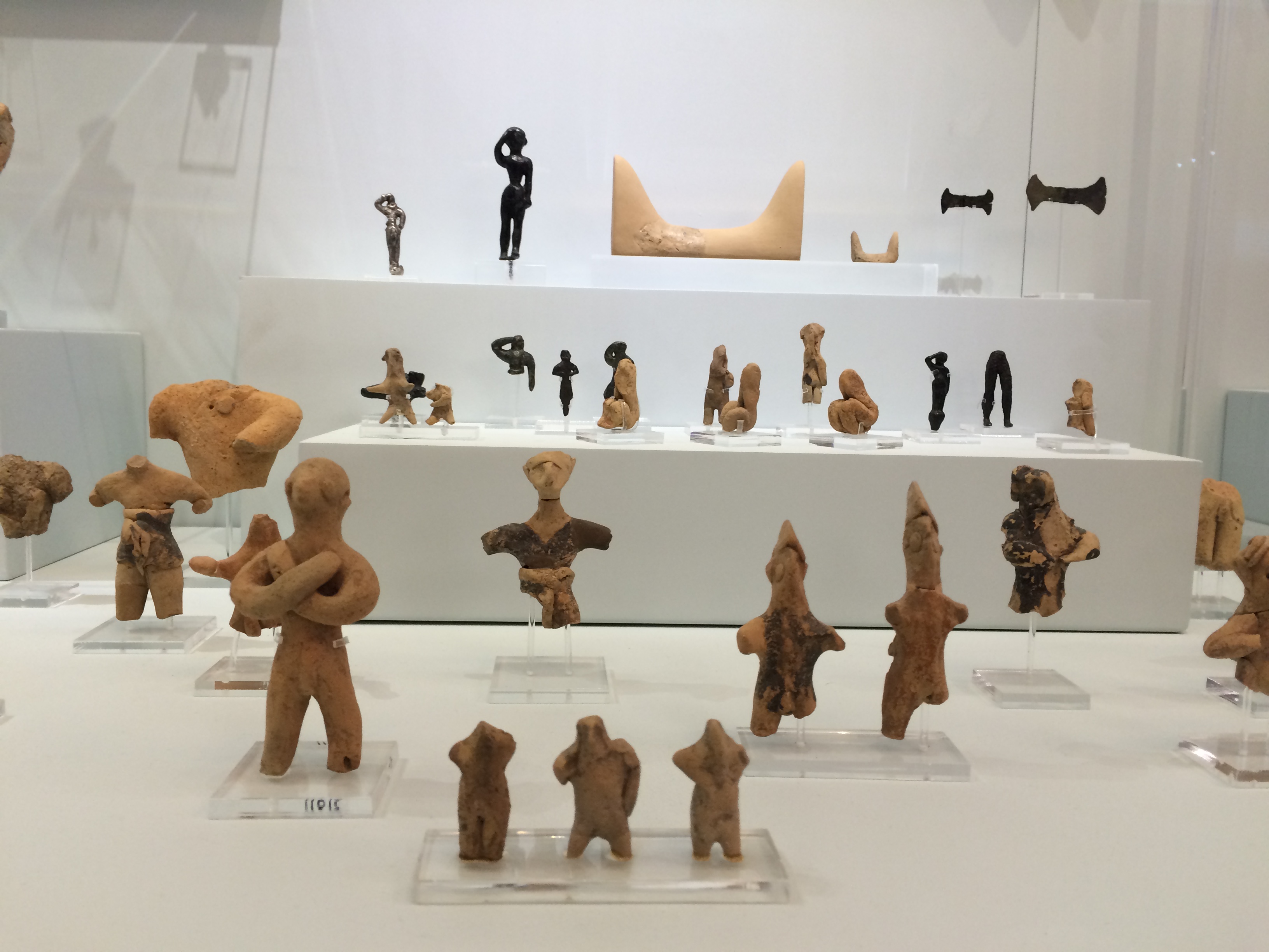 Minoan Pottery - human sculptures