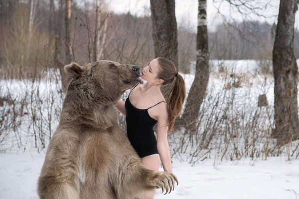 Awesome Photos From Russia - Women with bears
