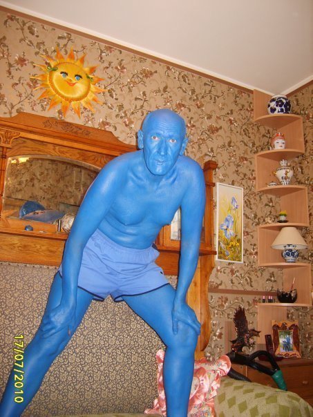 Awesome Photos From Russia - Man Painted Blue