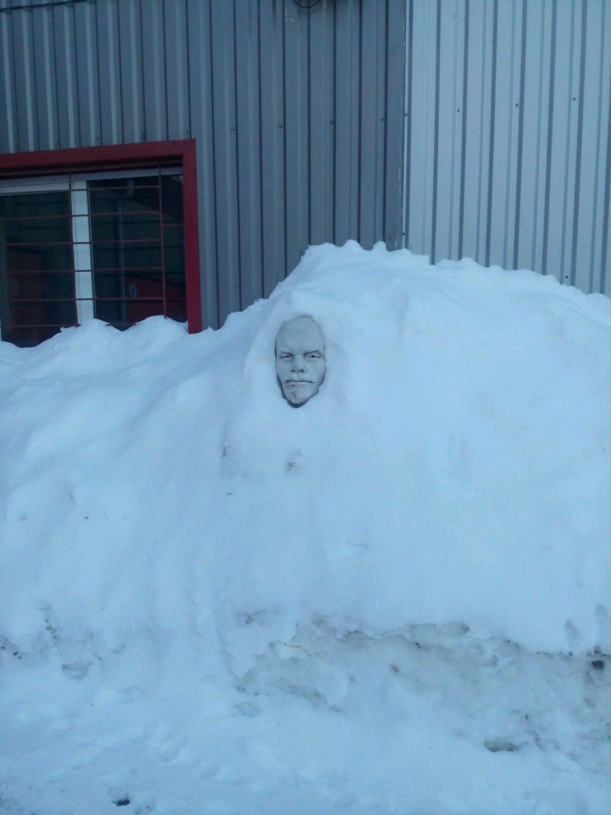 awesome-russia-lenin-in-the-snow