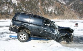 PHOTOS: Cars Stuck In Lake Baikal